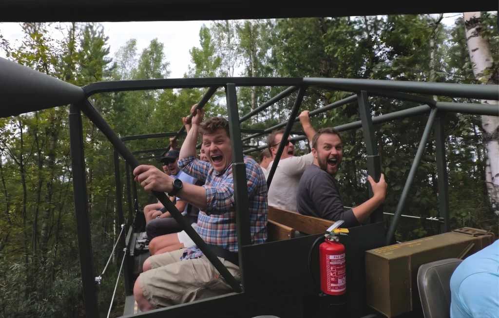 Meeskond karjäärisafaril maasturi kastis