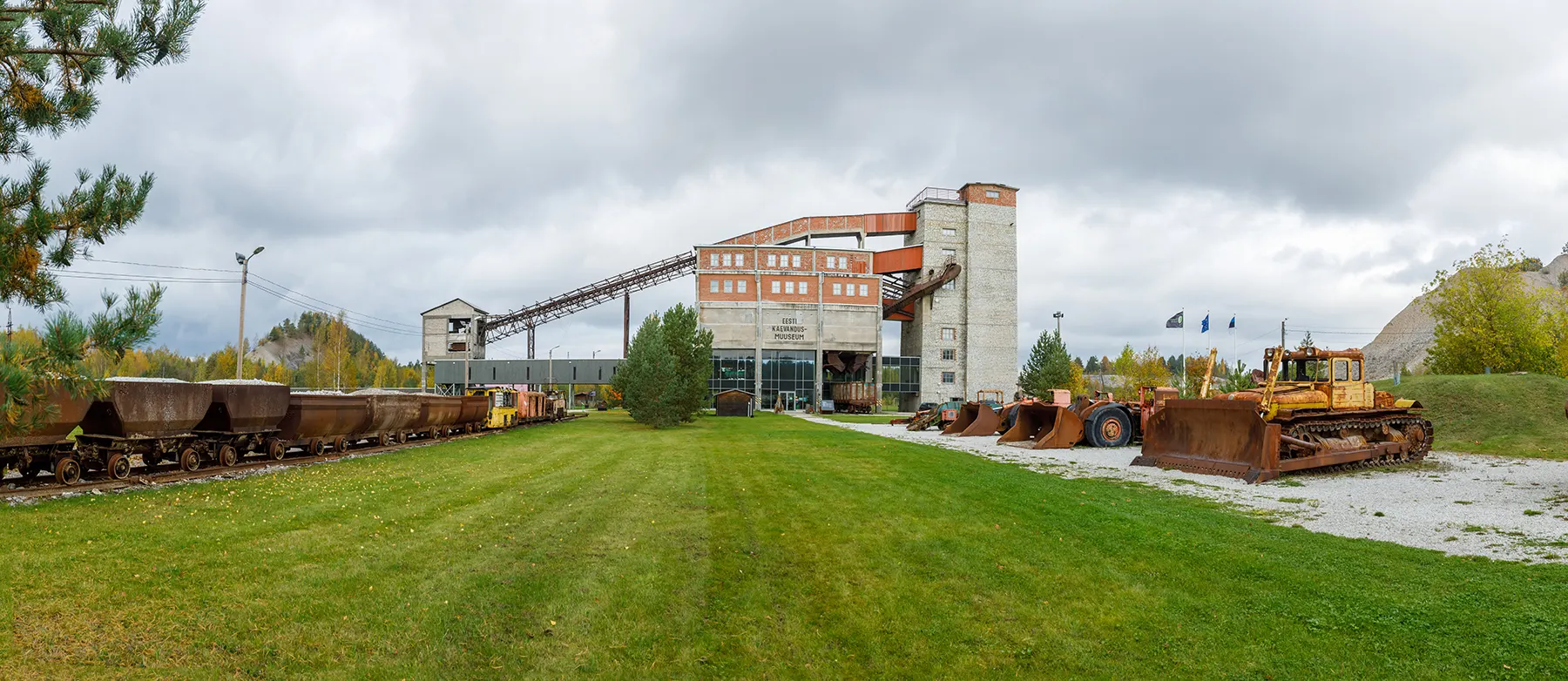 Muuseumi territoorium kaevandustehnika välinäitusega